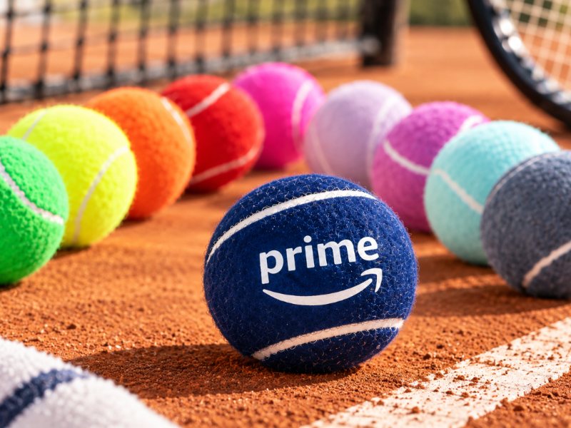 Balles de tennis personnalisées sur un court en terre battue