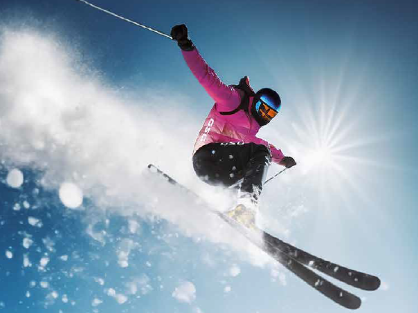 Skieuse alpine en saut, veste personnalisée