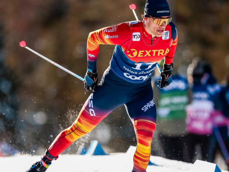 Skieur de fond en combinaison de course personnalisée