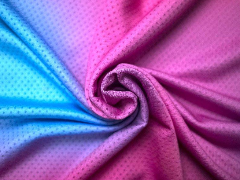 Maille technique sublimée en dégradé turquoise et rose